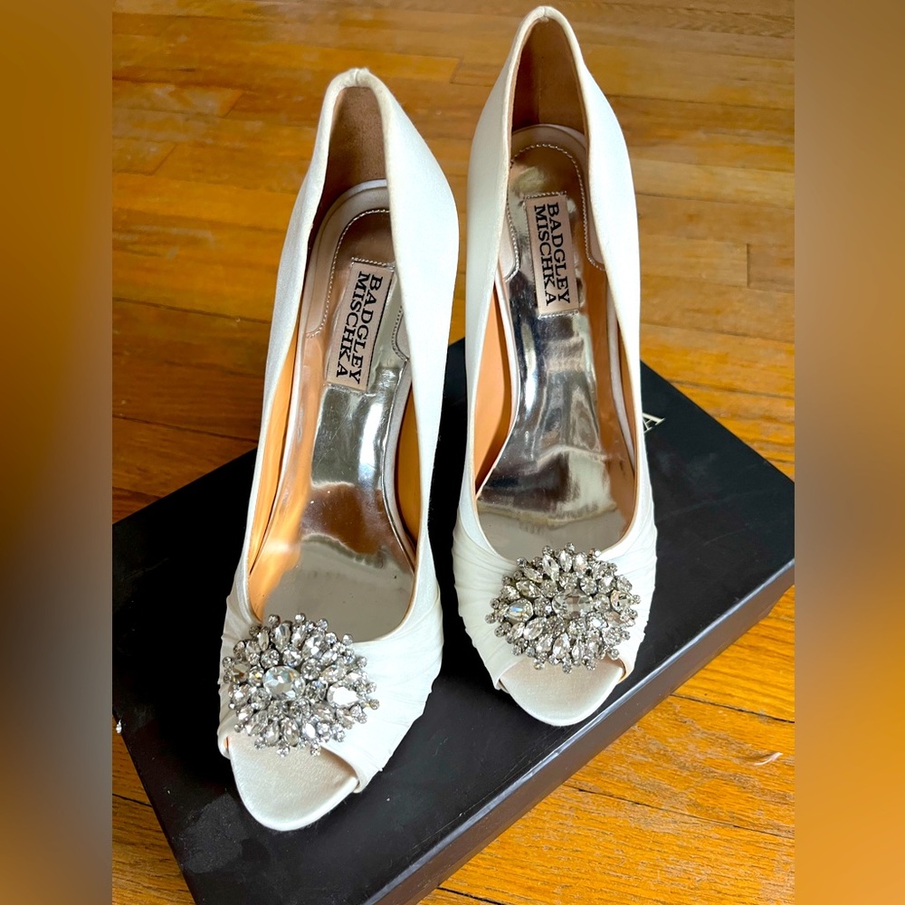 Badgley Mischka. Embellished Peep toe, Satin, White pump
